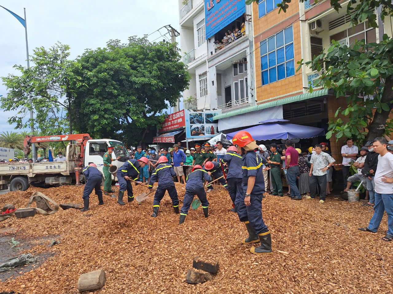 Lật xe chở gỗ dăm, 3 người đi đường bị đè tử vong ở Bình Định - Ảnh 5.