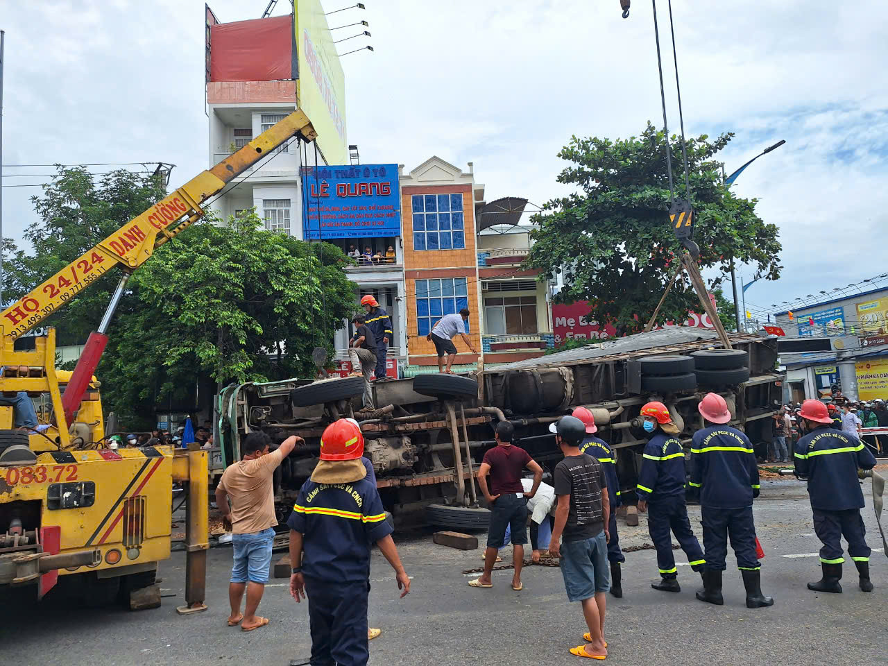 Lật xe chở gỗ dăm, 3 người đi đường bị đè tử vong ở Bình Định - Ảnh 2.