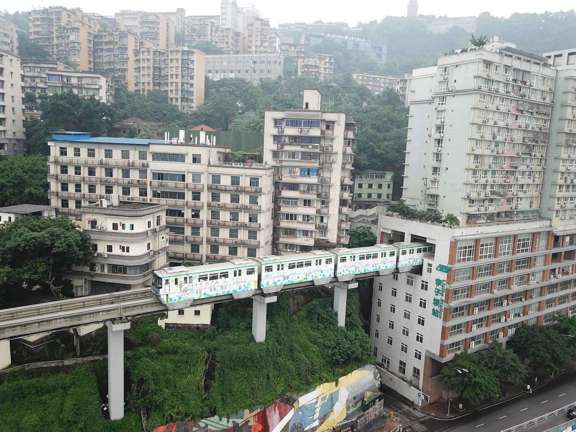 2560px-atrainofchongqingrailtransitline2comingthrougharesidentialbuildingatliziba2261-1729383159898826745978-1729471352364-1729471352533466091807.jpg