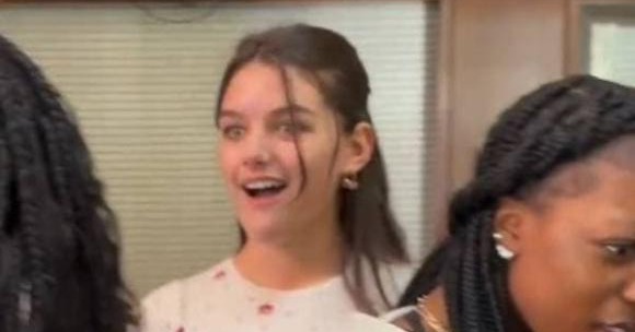 Hé lộ cuộc sống Suri Cruise sau cổng trường đại học