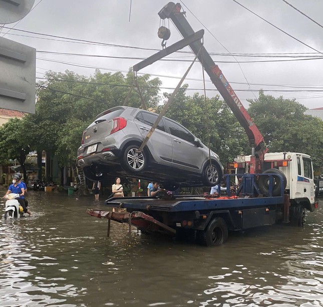 Mưa lớn khiến nhiều đường TP Đồng Hới tê liệt - Ảnh 3.