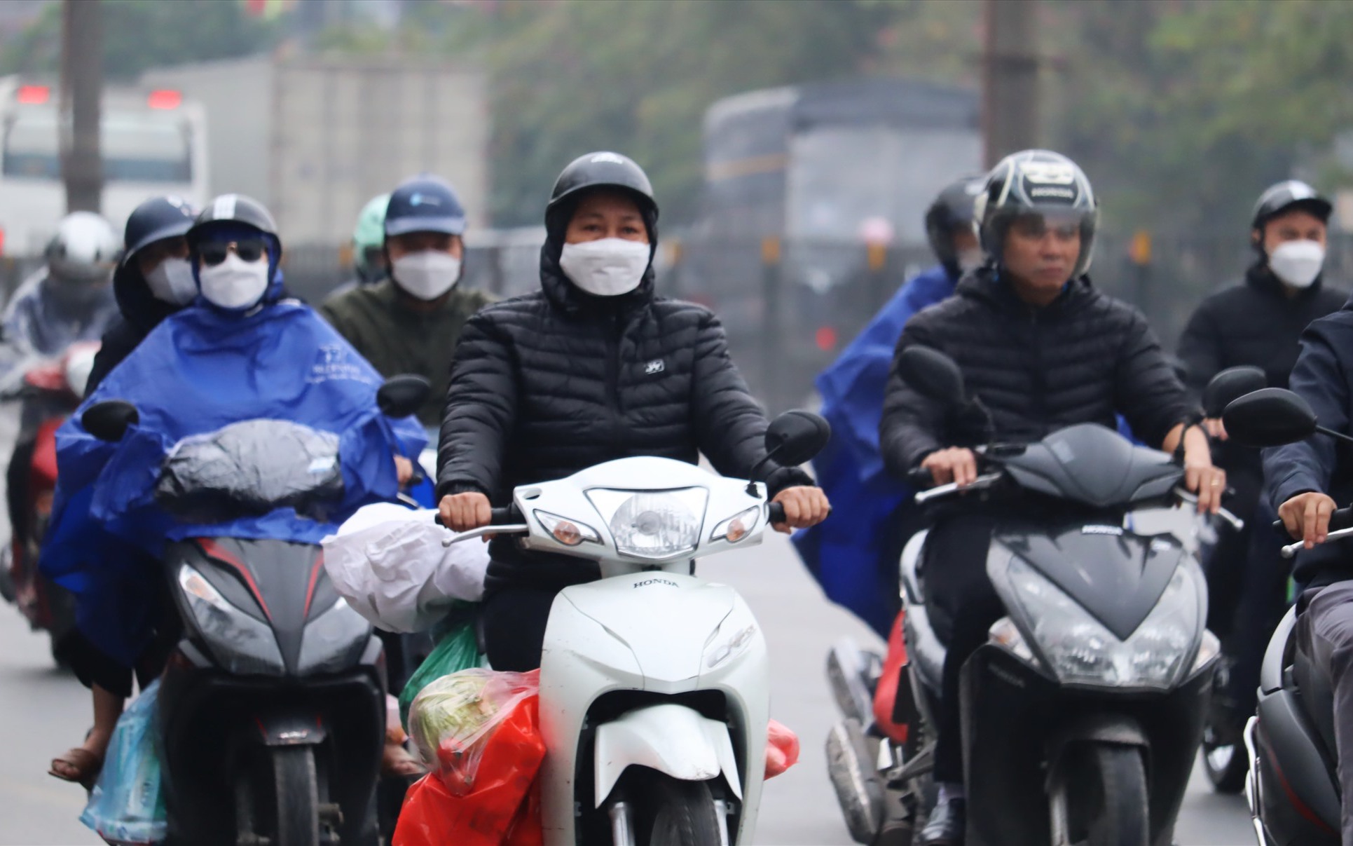 Thời tiết Hà Nội 3 ngày tới: Người dân Thủ đô có phải &quot;co ro&quot; khi gió mùa Đông Bắc tràn về?