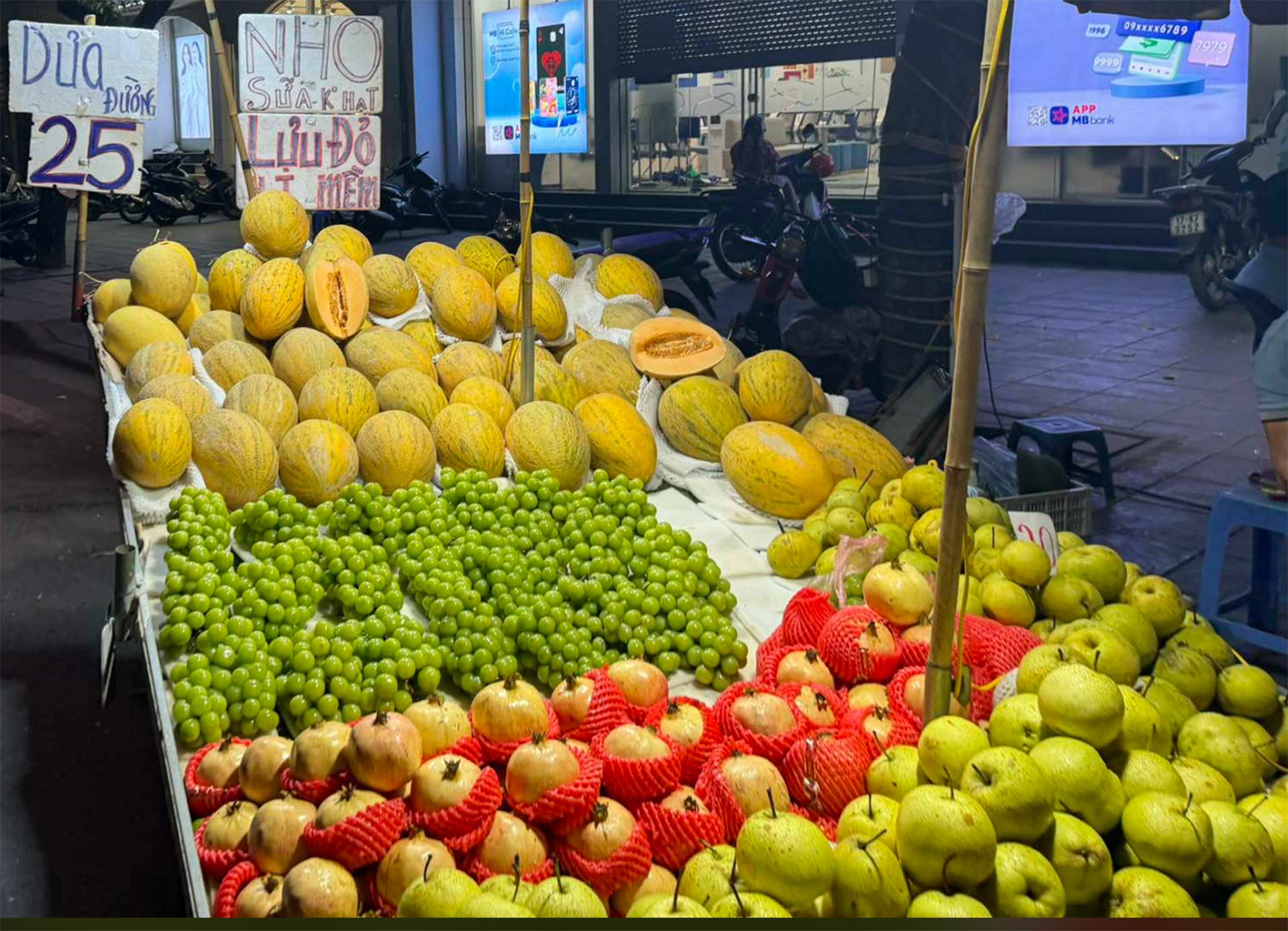 Giá chanh giảm sâu; hàng ‘quý tộc’ Trung Quốc về chợ Việt rẻ bèo - Ảnh 1.