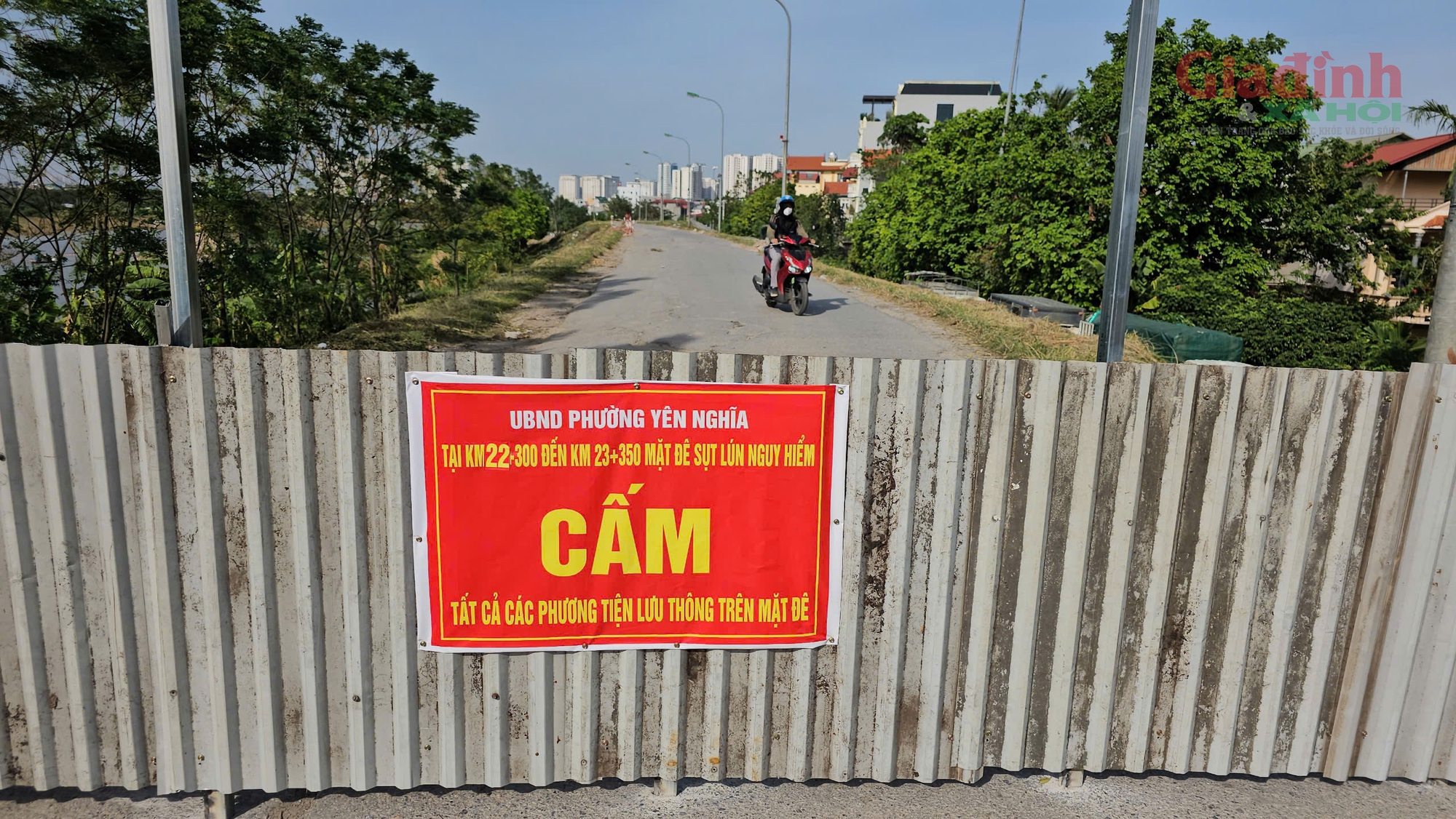 Đê Yên Nghĩa xuất hiện 3 điểm sụt lún, Hà Nội tạm thời cấm các phương tiện di chuyển - Ảnh 3.