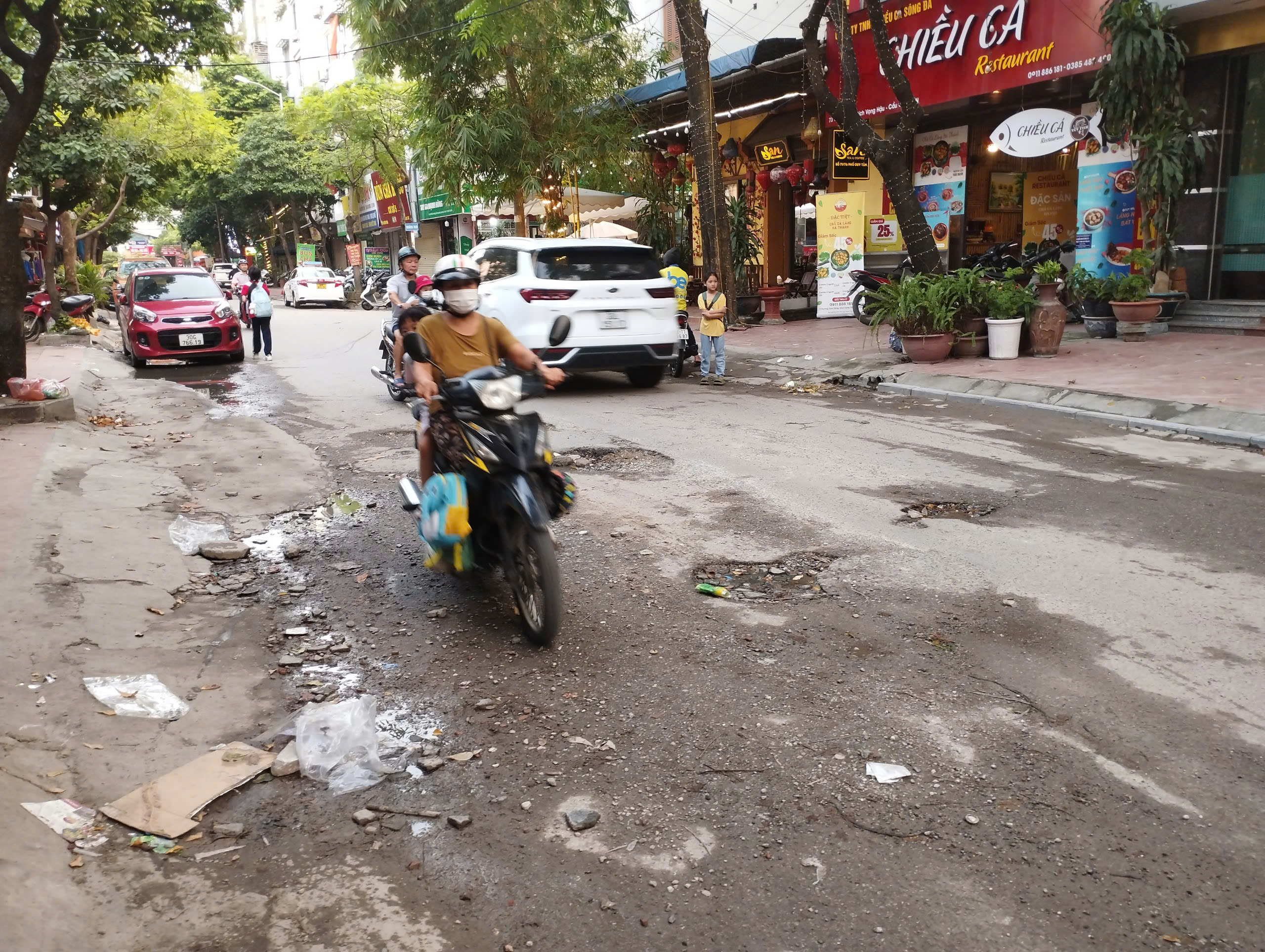 'Ổ gà' giăng 'bẫy' trên nhiều tuyến đường ở Hà Nội- Ảnh 1.