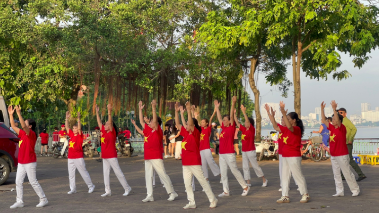 Người lớn tuổi học tiếng Anh, nhảy sôi động, phá vỡ định kiến về tuổi già- Ảnh 3.