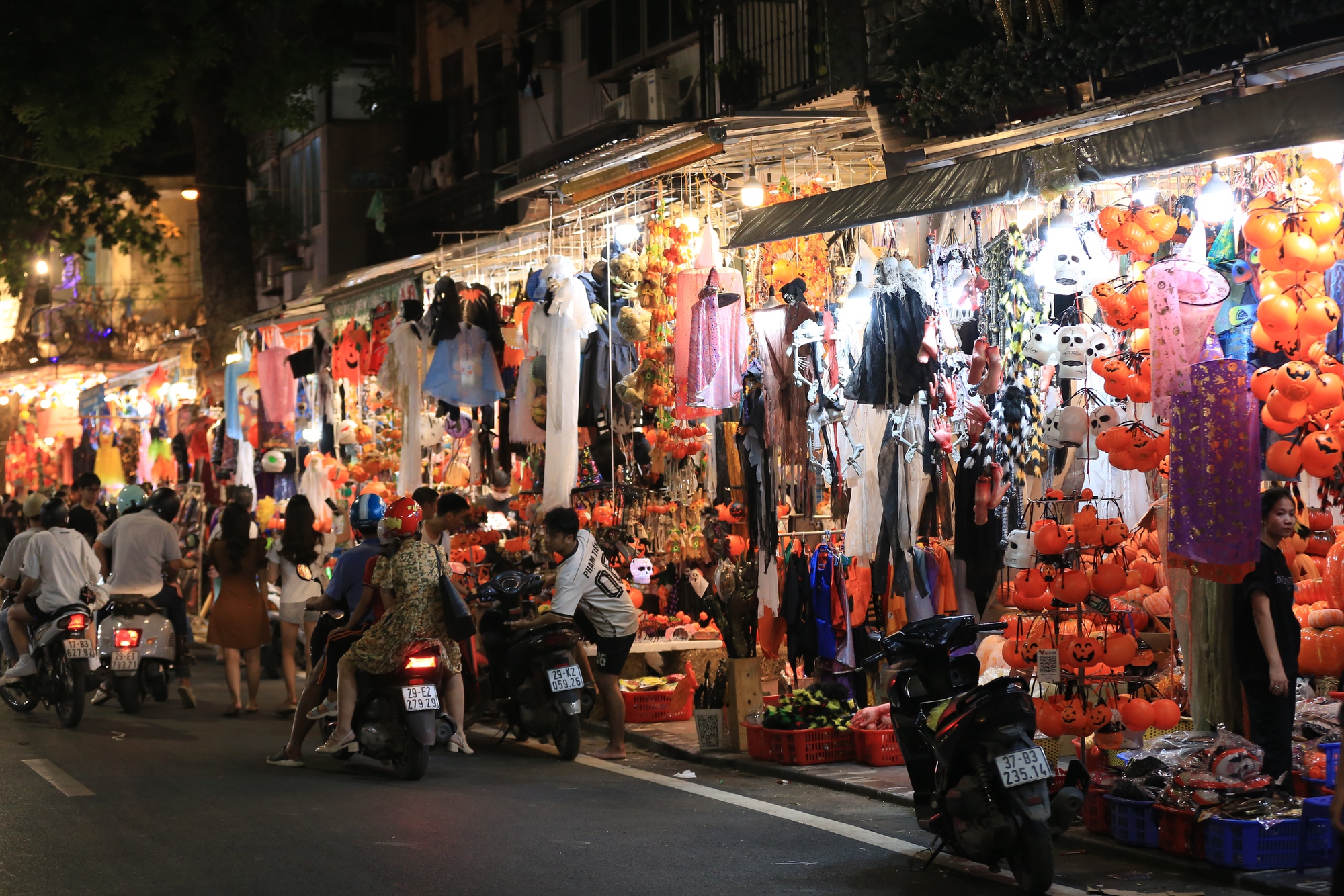 Khung cảnh &quot;lạ&quot; ở tuyến phố nổi tiếng Hà Nội: Đi chơi Halloween nhưng lại rất... Giáng Sinh!- Ảnh 1.