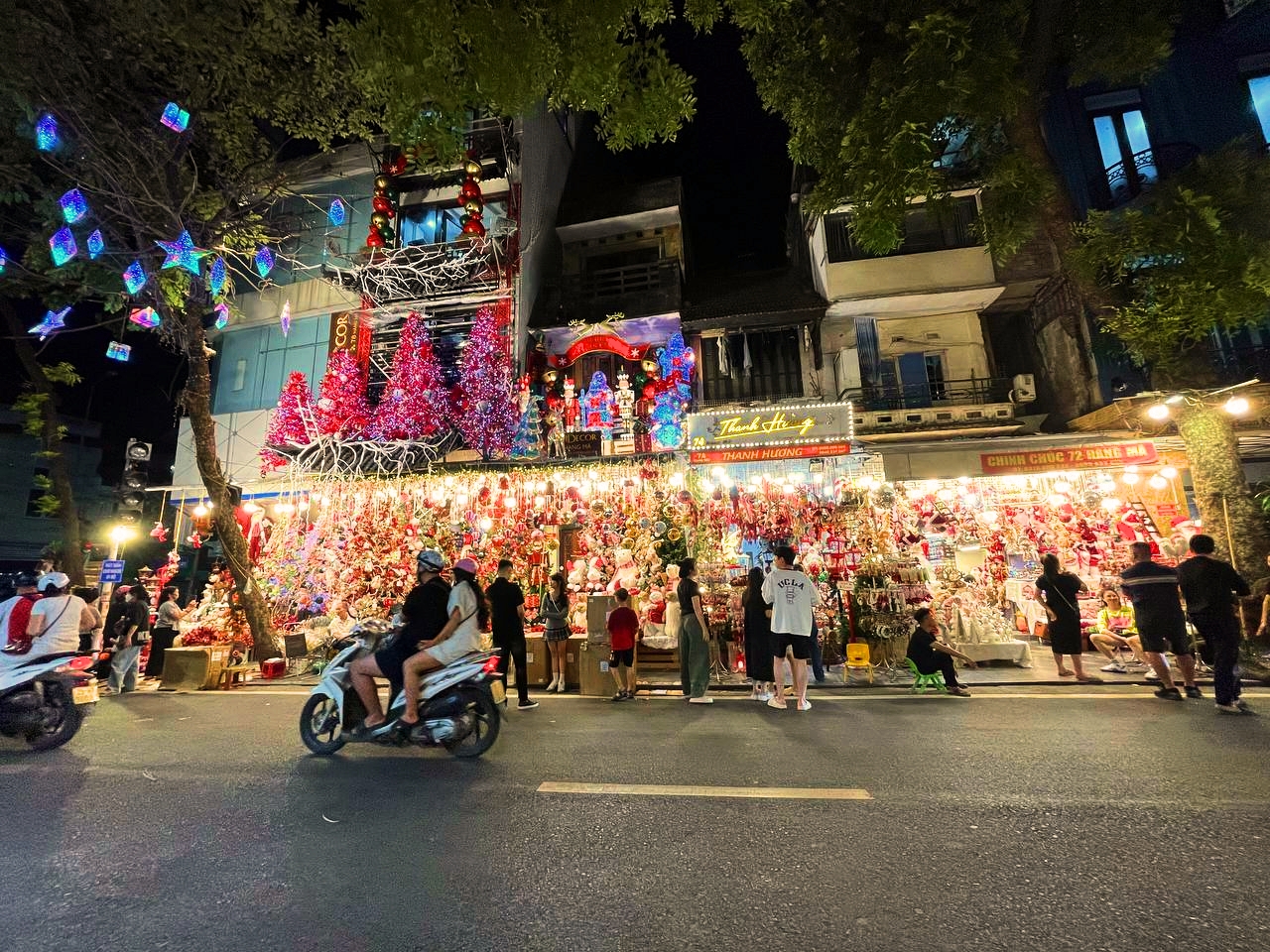 Khung cảnh &quot;lạ&quot; ở tuyến phố nổi tiếng Hà Nội: Đi chơi Halloween nhưng lại rất... Giáng Sinh!- Ảnh 20.