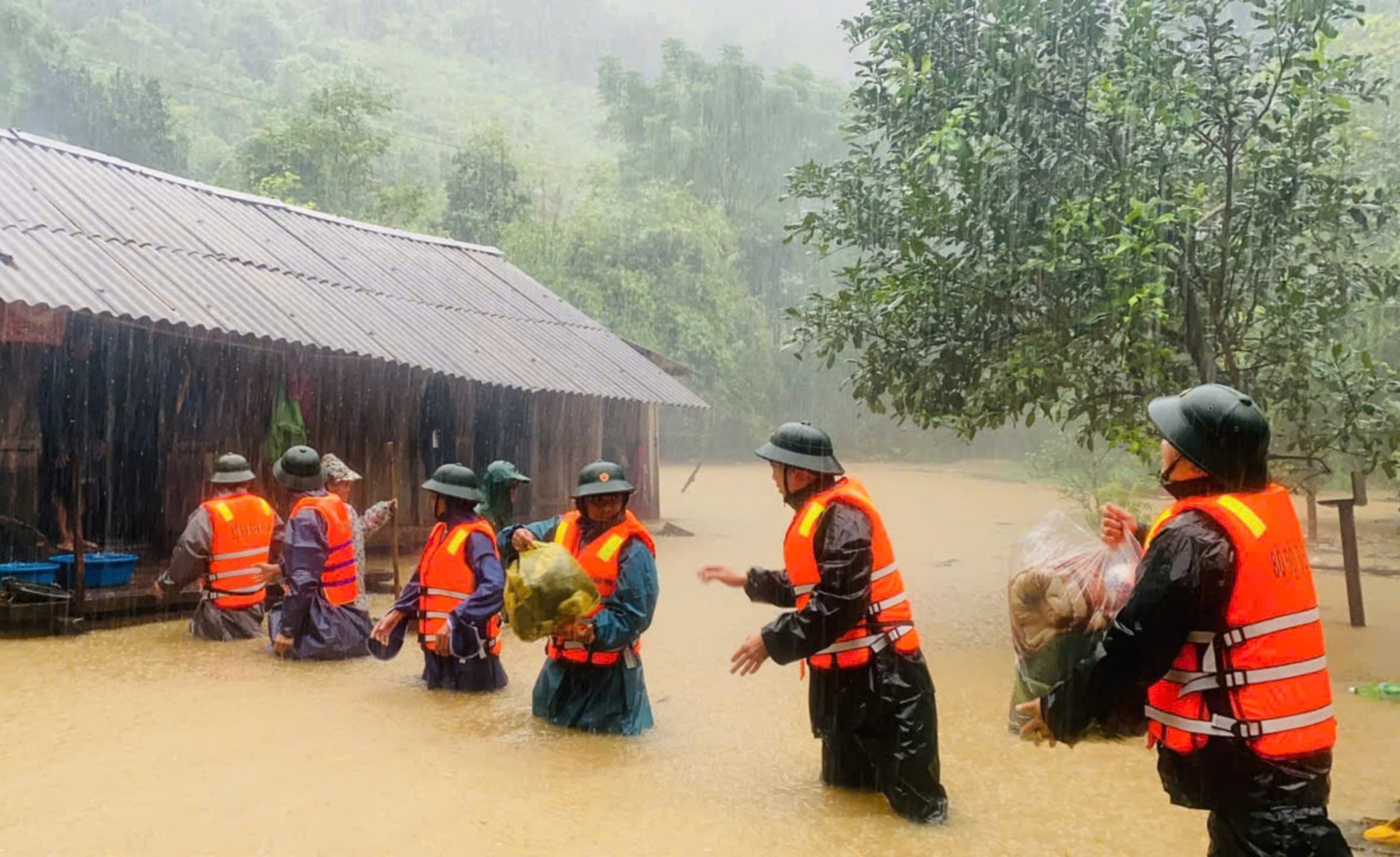 Nước lũ bủa vây, người dân miền Trung hối hả chạy lụt - Ảnh 1.