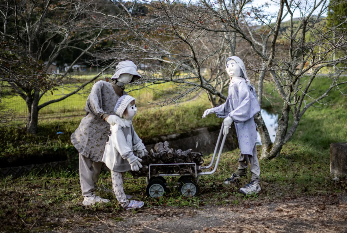 Quá ít người ở, ngôi làng ở Nhật đặt hình nhân khắp nơi tạo cảm giác nhộn nhịp - Ảnh 1.