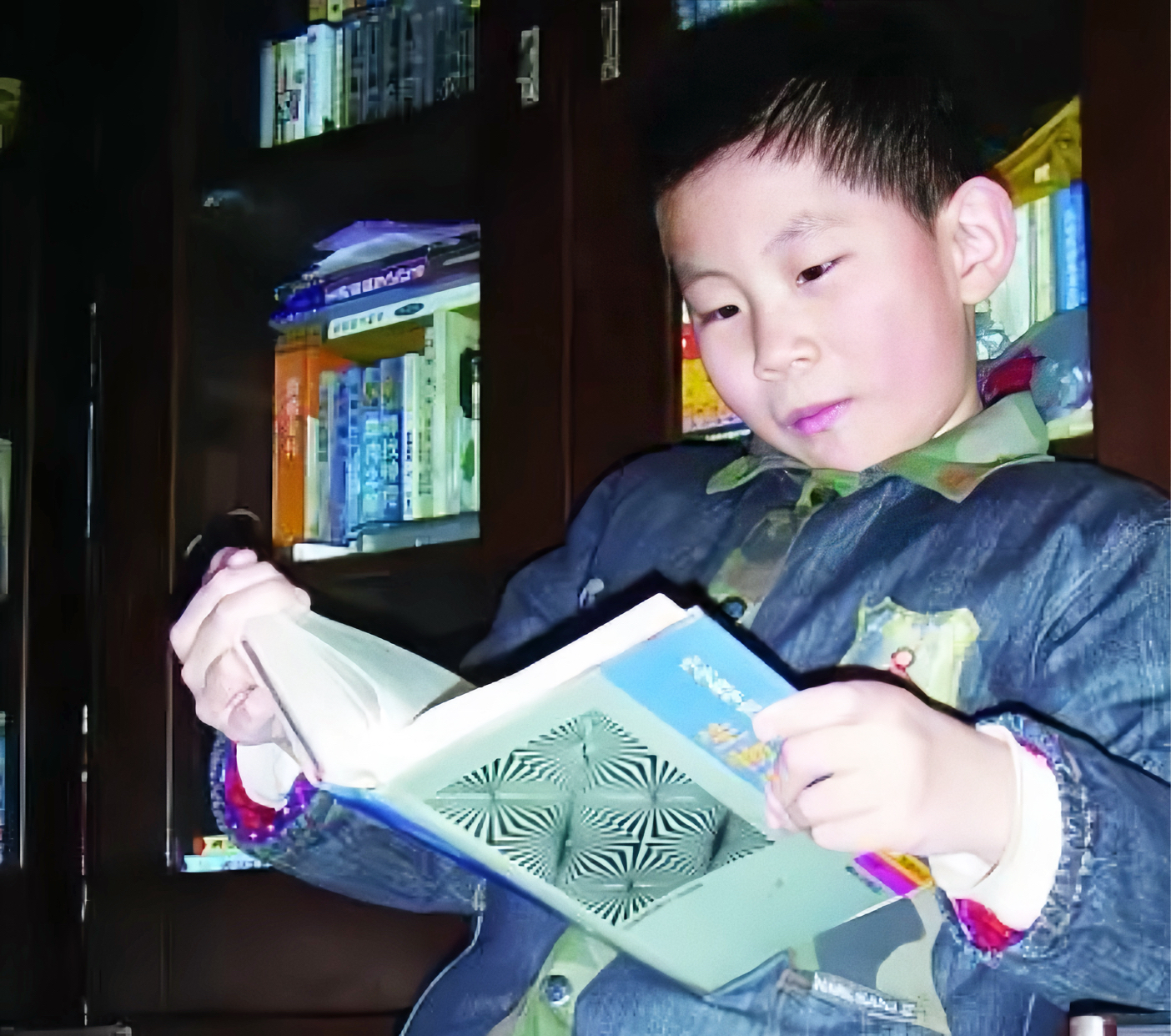 زندگی یک کودک نابغه که دبستان را در عرض ۲ روز تمام کرد و در سن ۱۰ سالگی در آزمون ورودی معتبر دانشگاه قبول شد و پس از ۱۳ سال ستارهها را شگفتزده کرد - عکس ۲. Cuộc sống của thần đồng 2 ngày học xong tiểu học, 10 tuổi đã đỗ ĐH danh tiếng gây bất ngờ sao sau 13 năm - Ảnh 2.