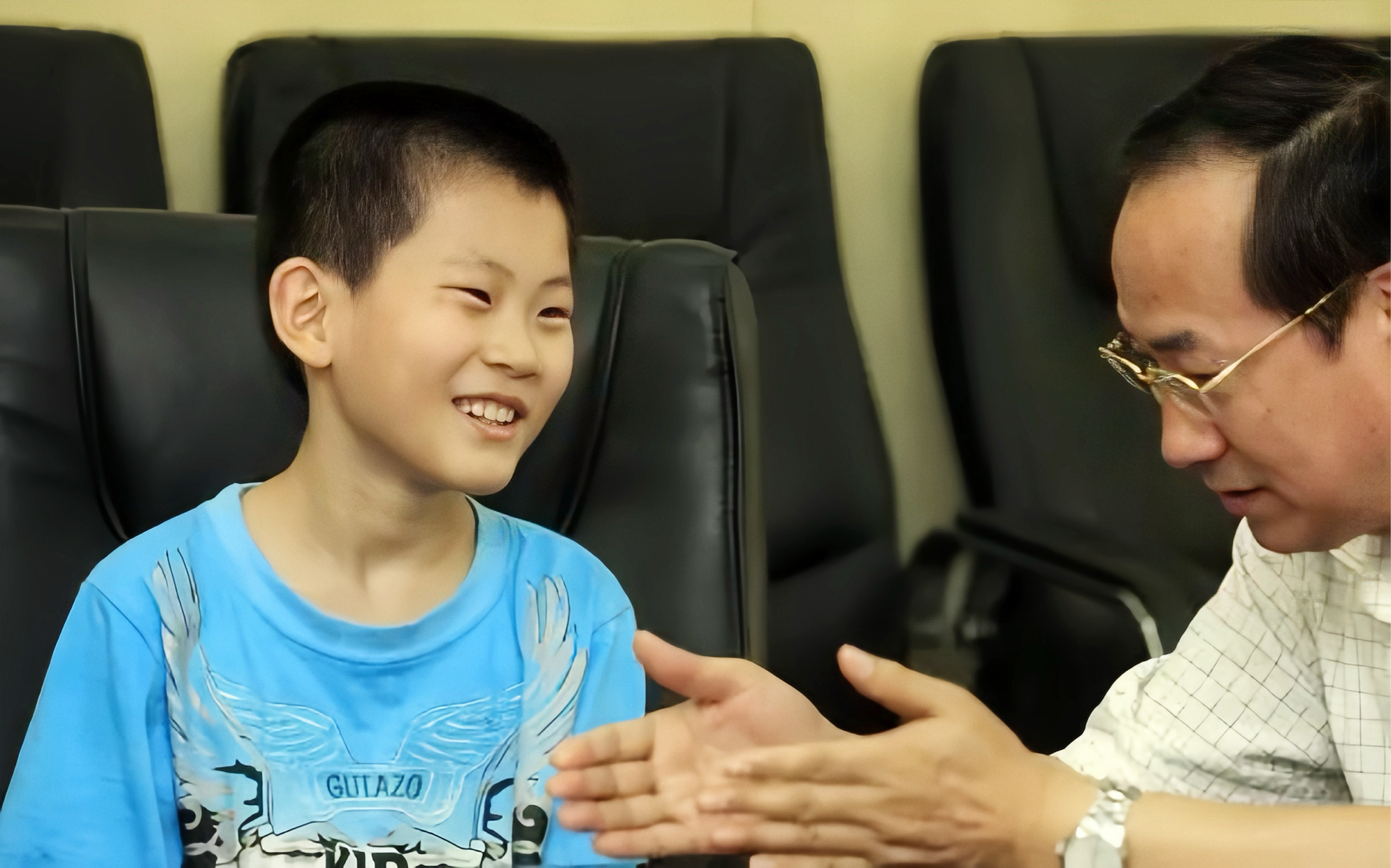 زندگی کودک نابغهای که دبستان را در عرض ۲ روز تمام کرد و در سن ۱۰ سالگی در آزمون ورودی معتبر دانشگاه قبول شد و پس از ۱۳ سال ستارهها را شگفتزده کرد - عکس ۳. Cuộc sống của thần đồng 2 ngày học xong tiểu học, 10 tuổi đã đỗ ĐH danh tiếng gây bất ngờ sao sau 13 năm - Ảnh 3.