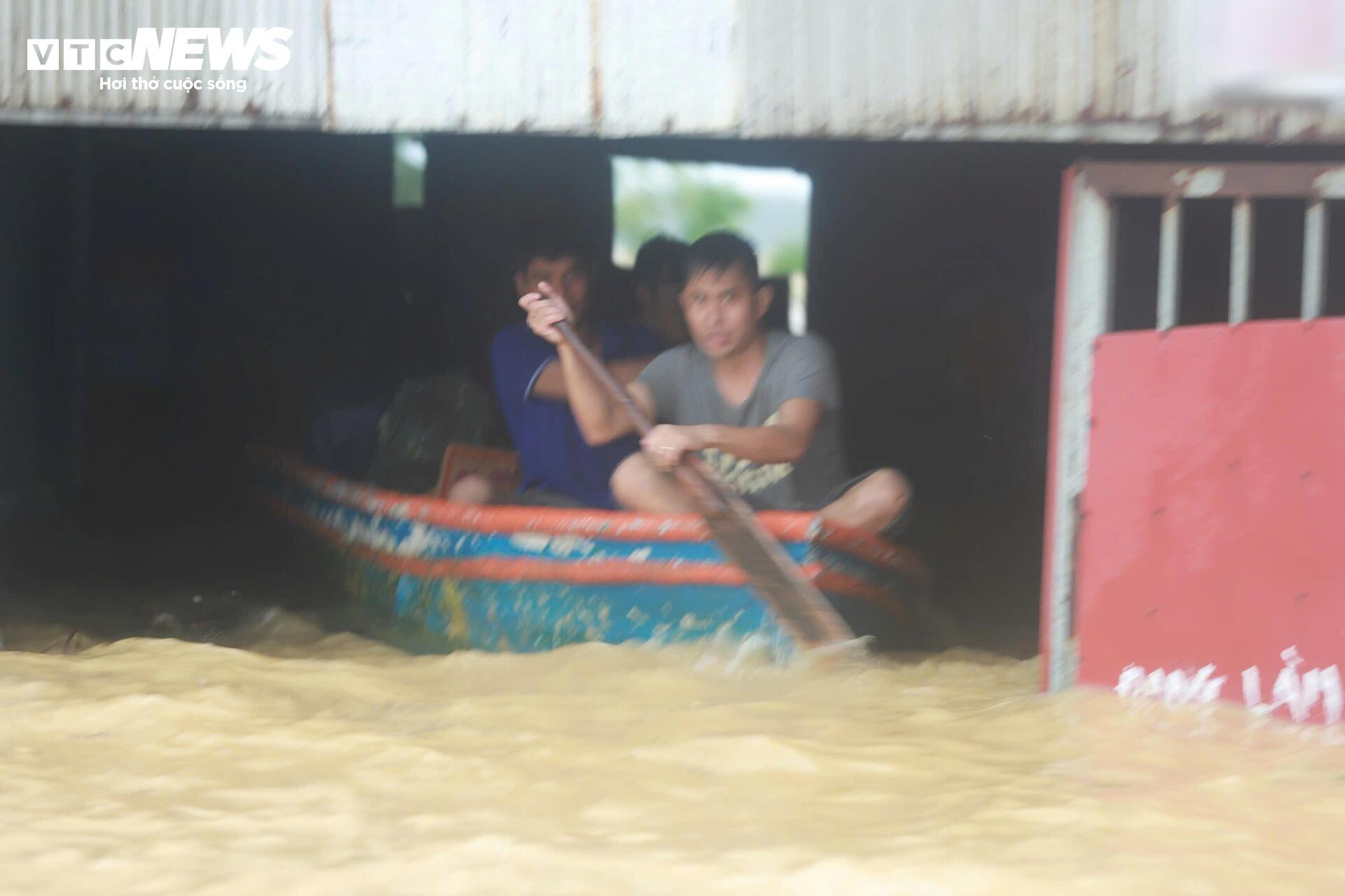 Nước chạm nóc nhà, hàng nghìn hộ dân ở 'rốn lũ' Quảng Bình vẫn cô lập - Ảnh 4.