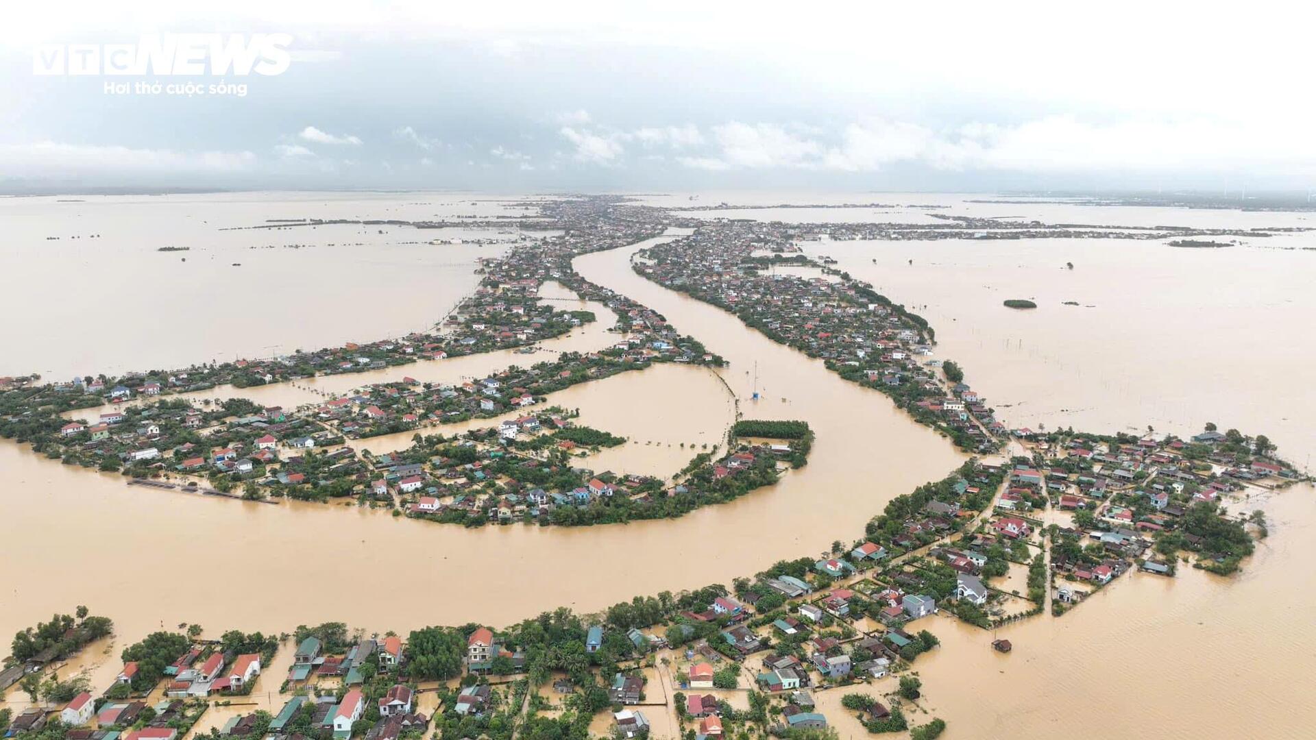 Nước chạm nóc nhà, hàng nghìn hộ dân ở 'rốn lũ' Quảng Bình vẫn cô lập - Ảnh 1.