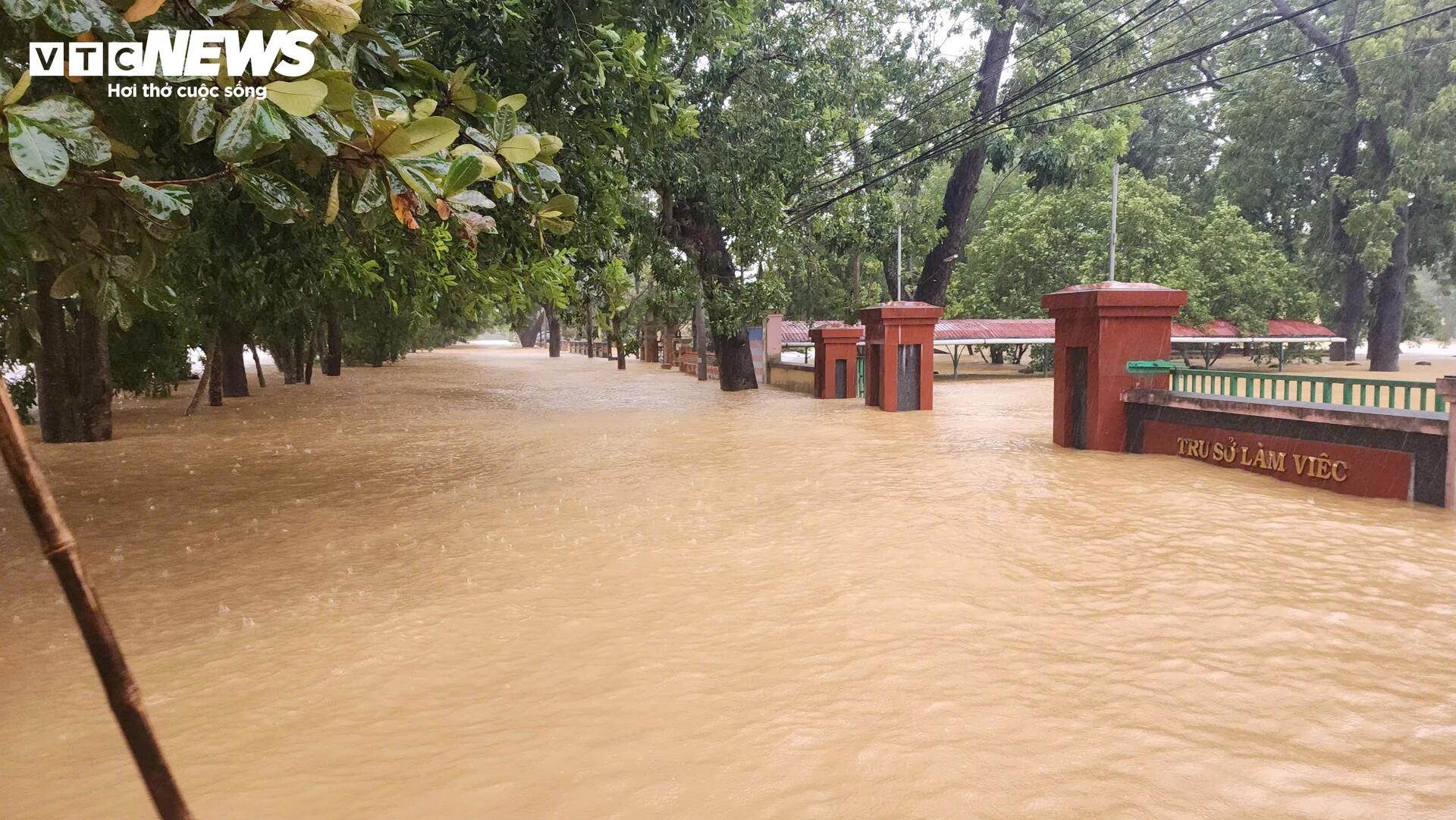 Nước chạm nóc nhà, hàng nghìn hộ dân ở 'rốn lũ' Quảng Bình vẫn cô lập - Ảnh 6.