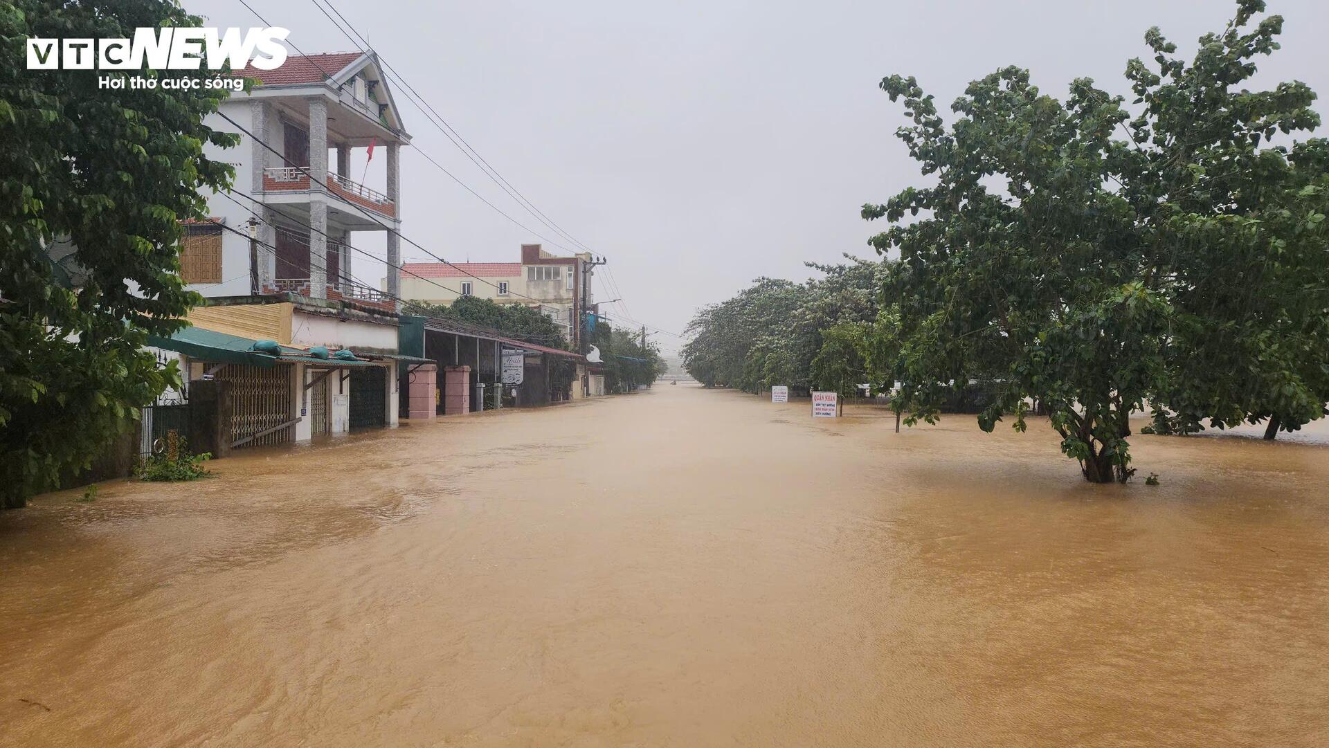 Nước chạm nóc nhà, hàng nghìn hộ dân ở 'rốn lũ' Quảng Bình vẫn cô lập - Ảnh 8.