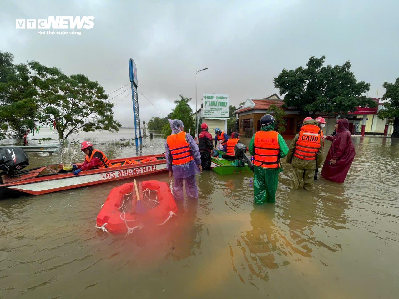 Nước chạm nóc nhà, hàng nghìn hộ dân ở 'rốn lũ' Quảng Bình vẫn cô lập - Ảnh 9.