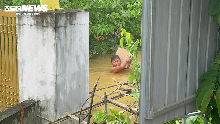 Dân vùng lũ Quảng Bình cả ngày ăn mỳ tôm sống, thèm cơm, thiếu nước sạch - Ảnh 3.