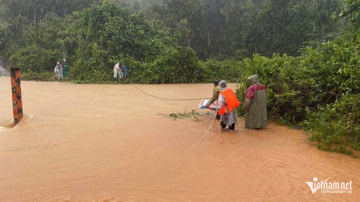 Dự báo thời tiết 31/10: Miền Trung giảm mưa, siêu bão Kong-rey ảnh hưởng Biển Đông - Ảnh 1.