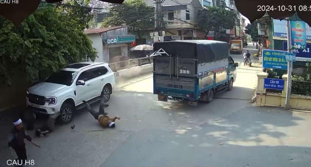 Ô tô bất ngờ đâm vào đoàn người đưa tang làm 4 người tử vong và bị thương ở Hà Nội - Ảnh 1.