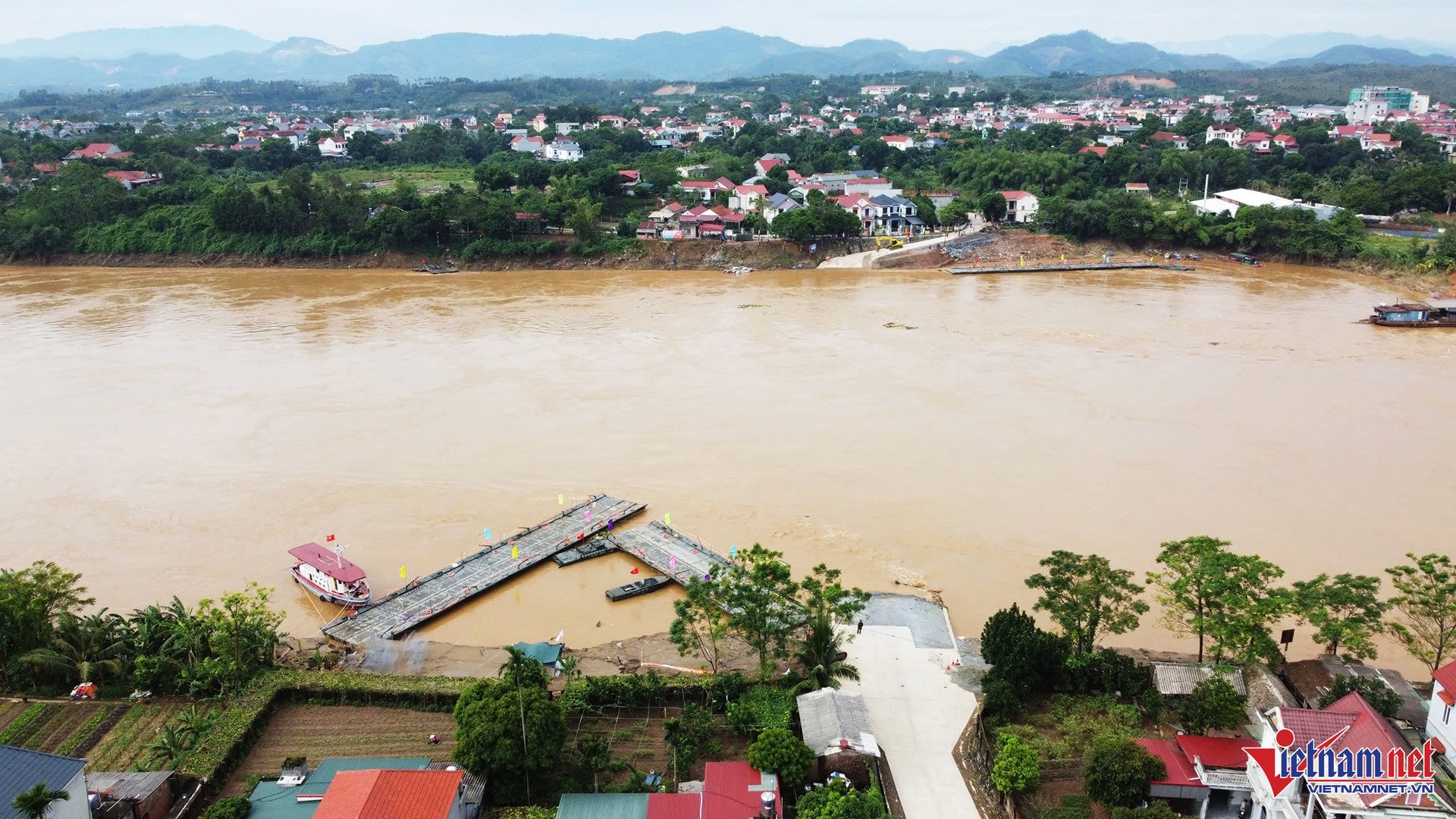 Công binh dùng phà thay thế cầu phao Phong Châu từ 14h chiều nay - Ảnh 1.