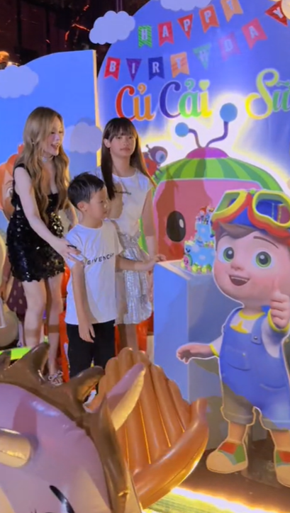 Huyền Baby "xả" clip con gái đón tuổi mới tại biệt thự, visual ái nữ sinh năm 2013 lại gây sốt- Ảnh 2.