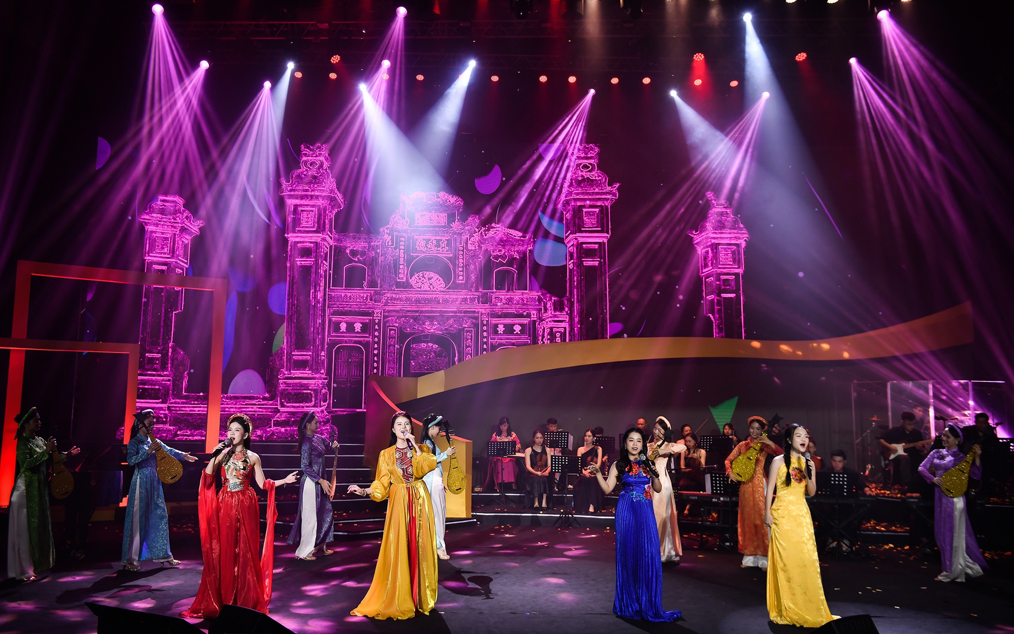 NSƯT Tân Nhàn và dàn nghệ sĩ của Học viện Âm nhạc Quốc gia tỏa sáng trong 'Cảm xúc tháng 10'