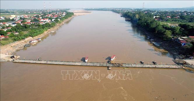 Vụ sập cầu Phong Châu: Lắp đặt lại cầu phao phục vụ người dân đi lại- Ảnh 5.