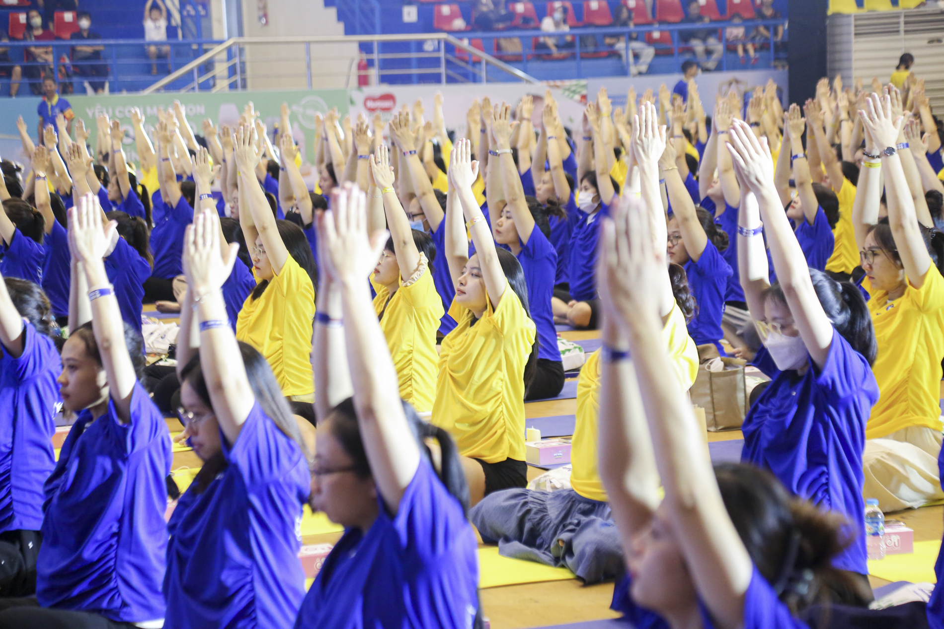 Gần 1.000 mẹ bầu ở Hà Nội đồng diễn Yoga gây mãn nhãn- Ảnh 4.