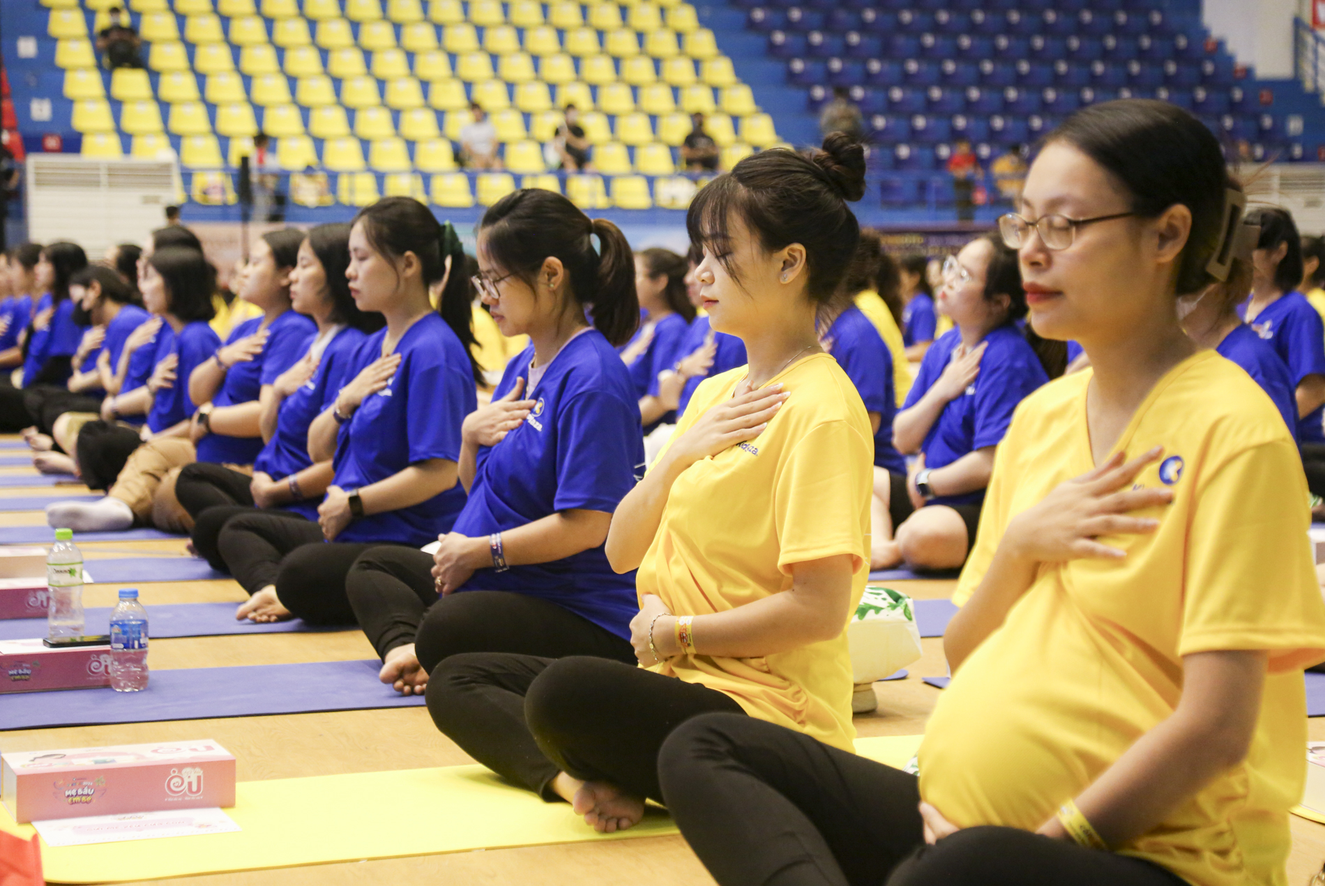 Gần 1.000 mẹ bầu ở Hà Nội đồng diễn Yoga gây mãn nhãn- Ảnh 7.