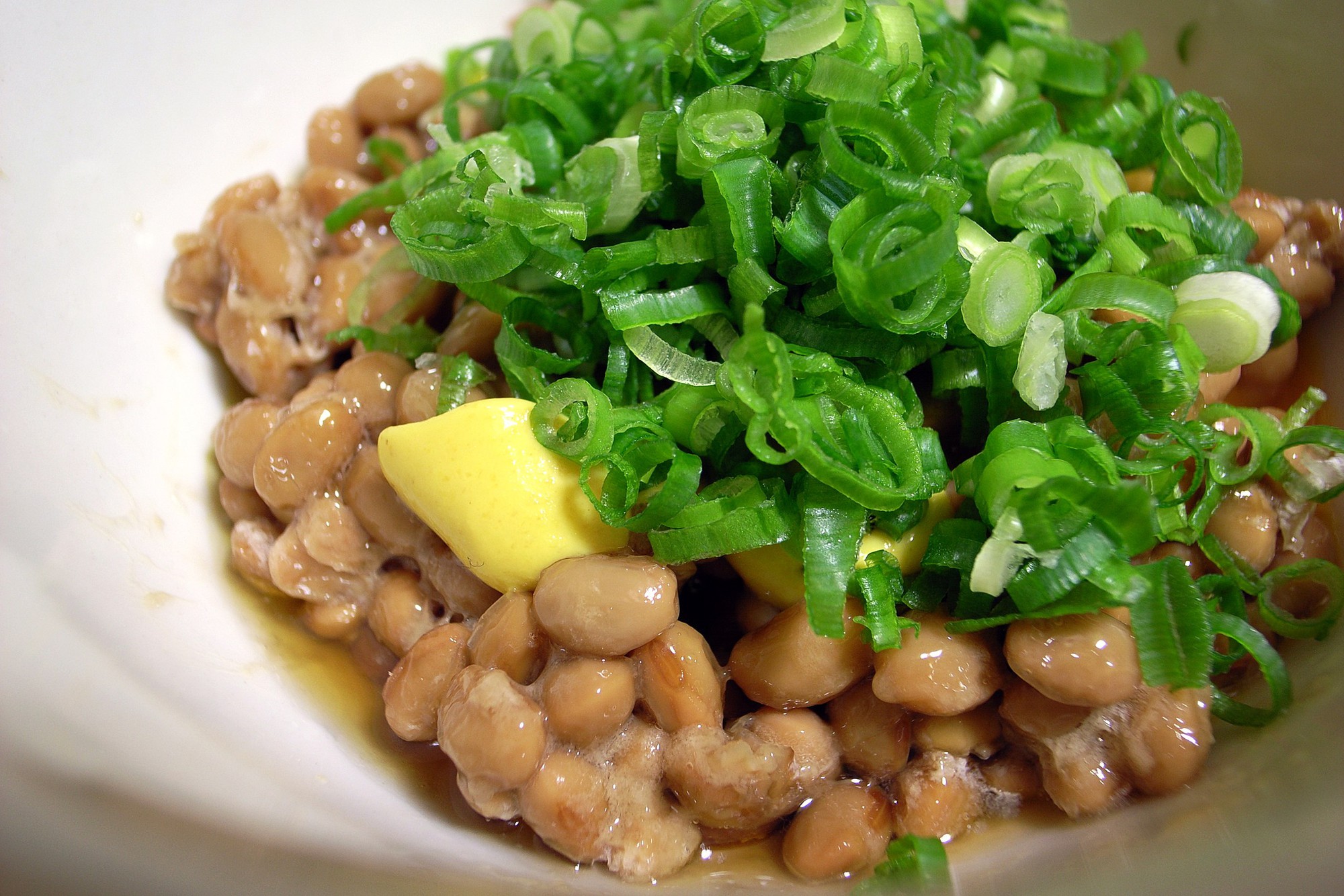 2560px-natto2cwithwelshonionandkarashibyyoppy-1728290872694-17282908728811465234339.jpg