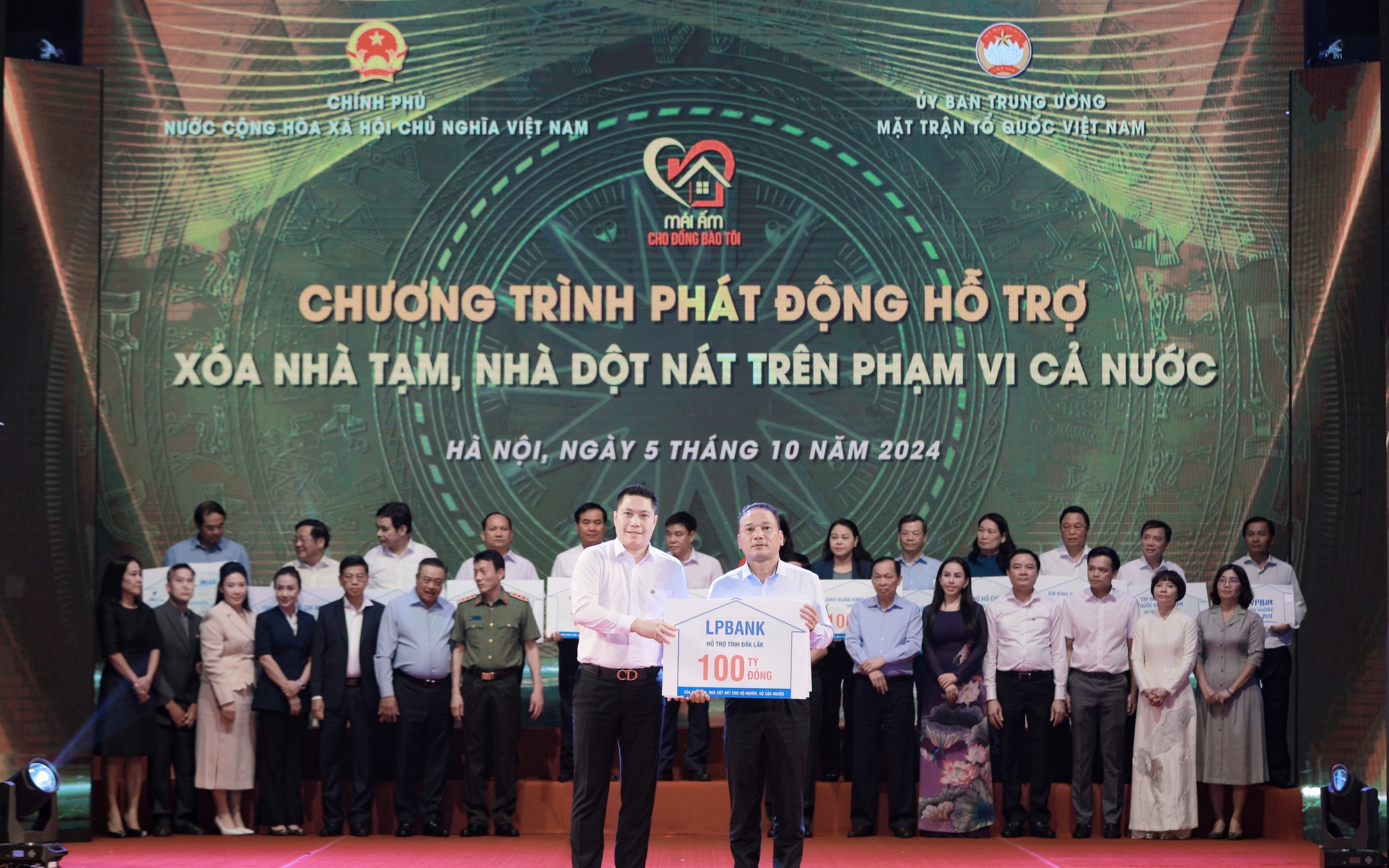 LPBank chung tay vì cộng đồng: Trao 100 tỷ đồng xóa nhà tạm, nhà dột nát