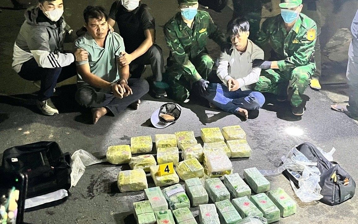 C&ocirc;ng an Quảng Trị bắt 3 đối tượng, thu hơn 7.000 vi&ecirc;n ma t&uacute;y hồng phiến v&agrave; 2kg ma t&uacute;y dạng đ&aacute; - Ảnh 3.