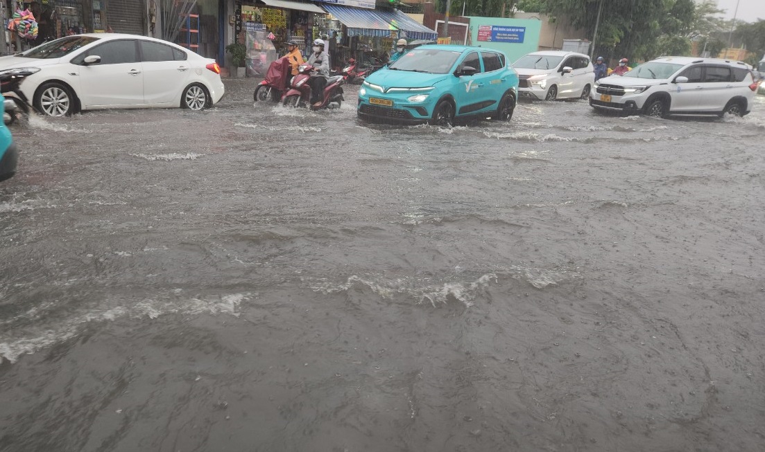 TP Hồ Chí Minh: Xuất hiện 'hố tử thần' sau cơn mưa lớn - Ảnh 7.