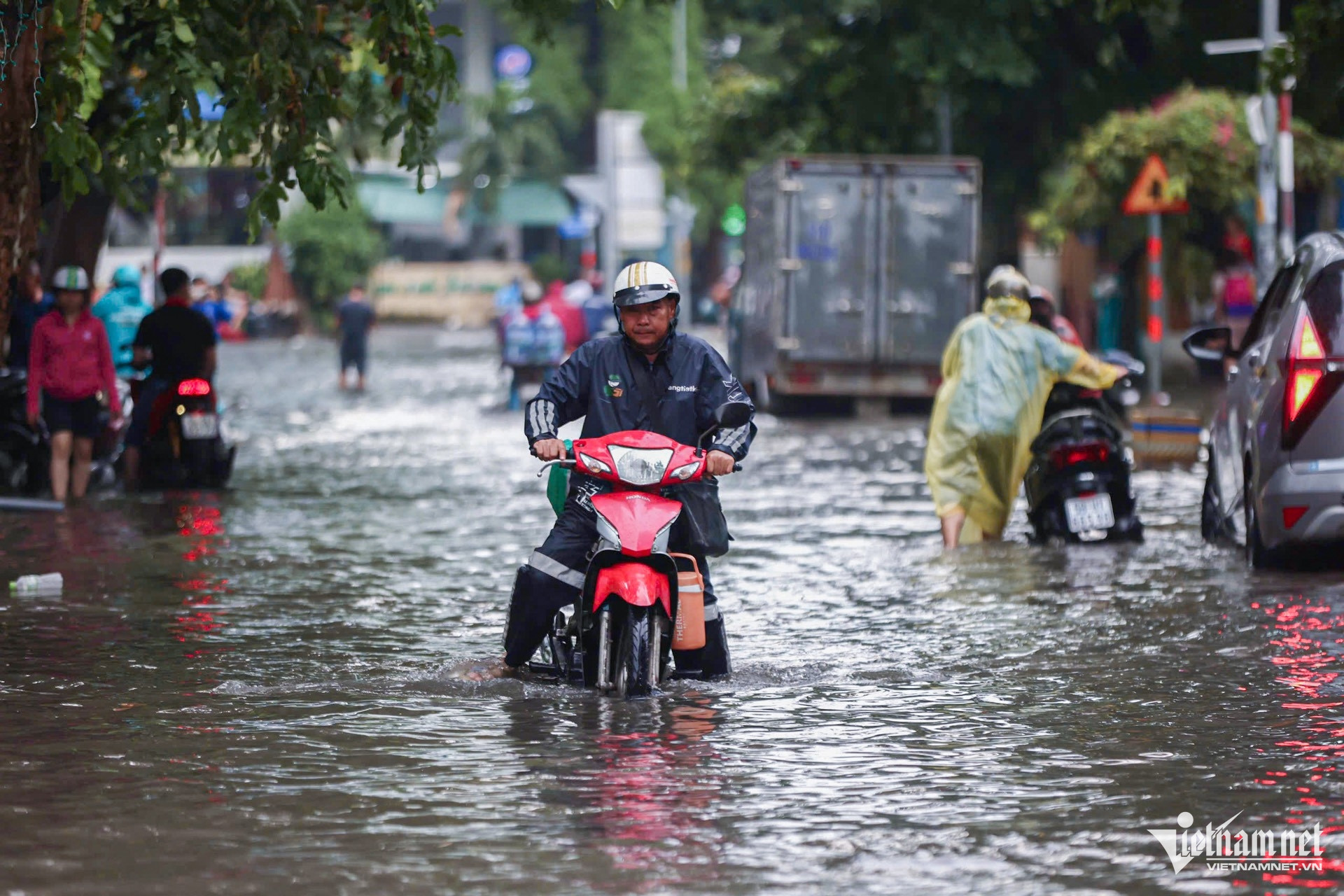 Nước như lũ quét sau mưa ở TP Thủ Đức, cuốn trôi cả xe máy - Ảnh 2.