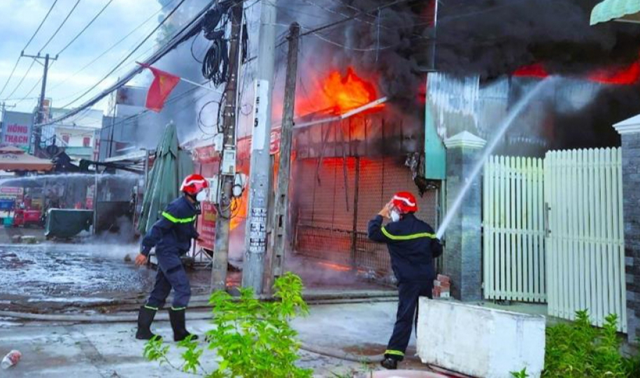 Cháy nhà kinh hoàng khiến 1 người chết, 3 người bỏng nặng: Bố dỡ mái tôn trên mái đưa 2 mẹ con ra ngoài - Ảnh 1.