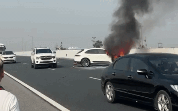 Xe sang Porsche bốc cháy ngùn ngụt trên cao tốc Hà Nội - Hải Phòng sau va chạm