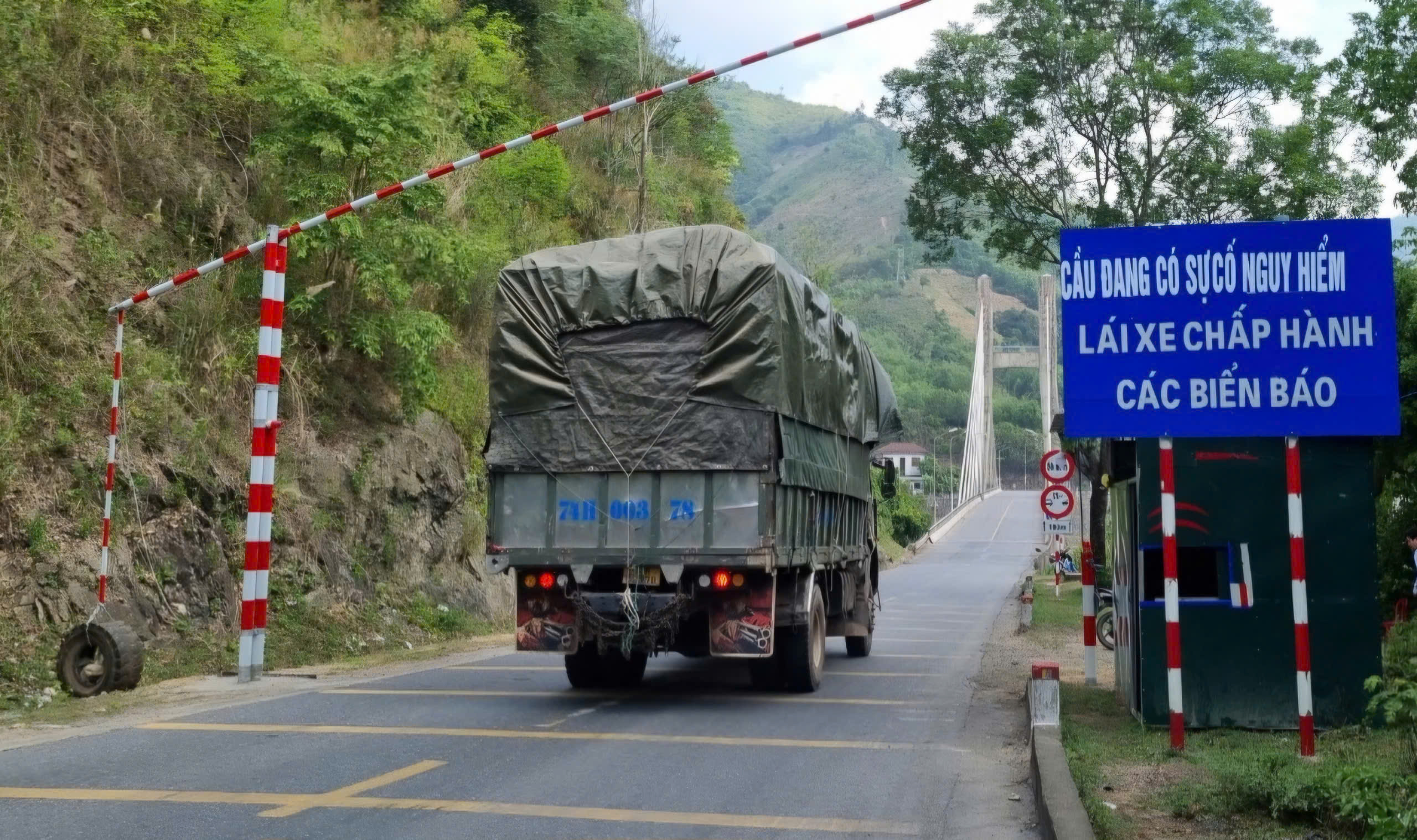 Cầu treo trên đường huyết mạch rung mạnh mỗi khi xe trọng tải lớn đi qua - Ảnh 1.