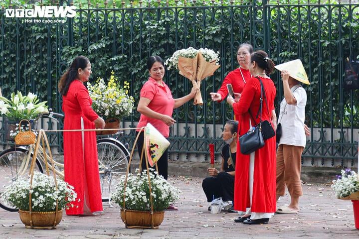 'Đặc sản' Hà Nội tăng giá gấp đôi, khách vẫn chịu chơi lùng mua - Ảnh 14.