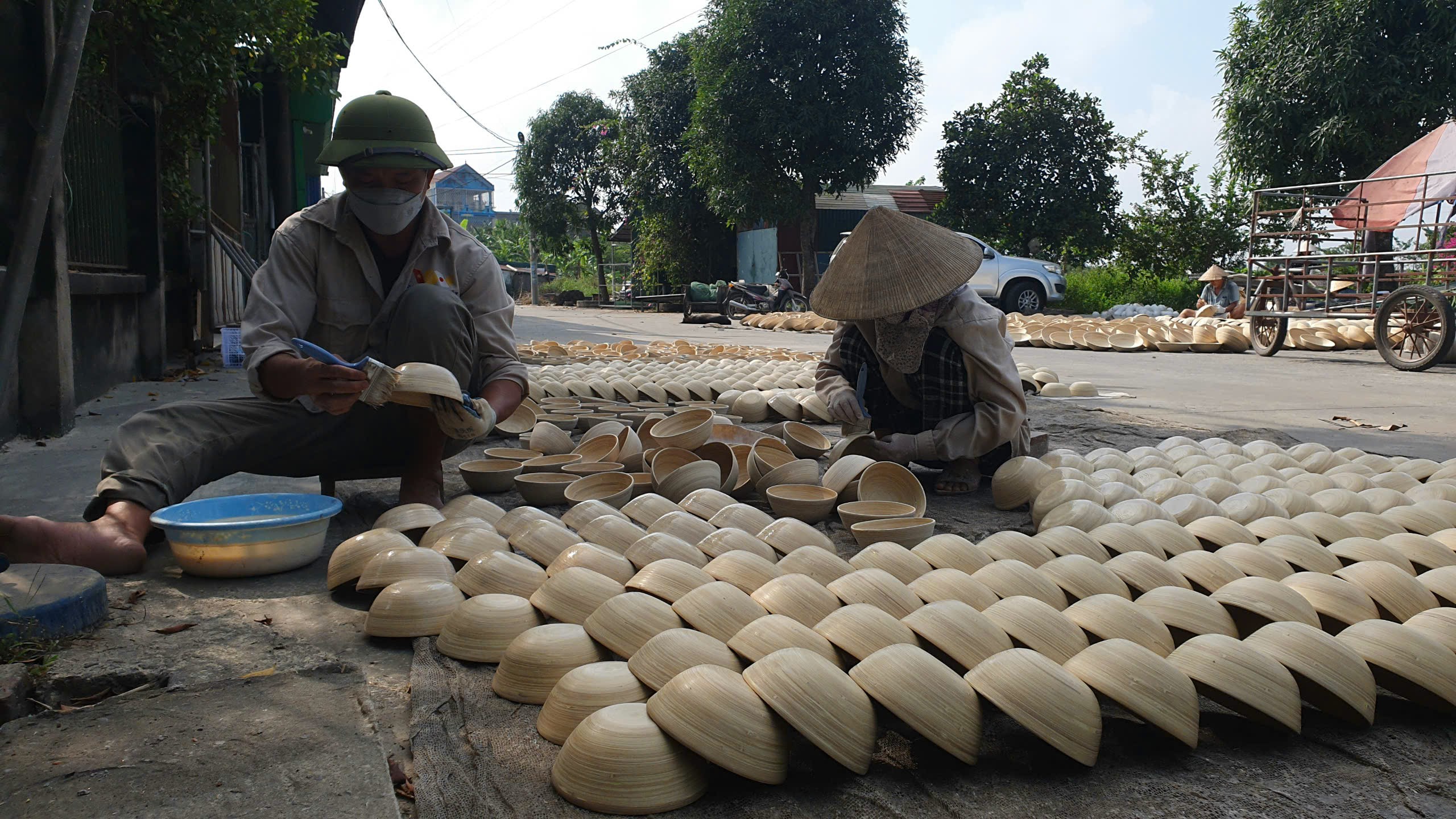 Cận cảnh các 'tác phẩm' được làm từ cây nứa trong làng nghề hơn 600 ở Nam Định - Ảnh 6.