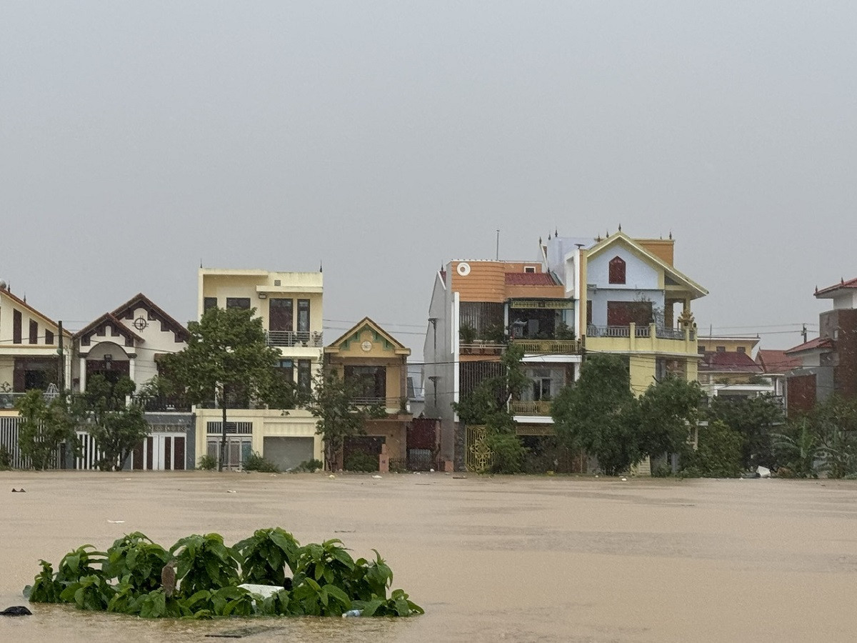 Miền Trung đối mặt đợt mưa lũ đỉnh điểm, Biển Đông khả năng xuất hiện áp thấp - Ảnh 1.