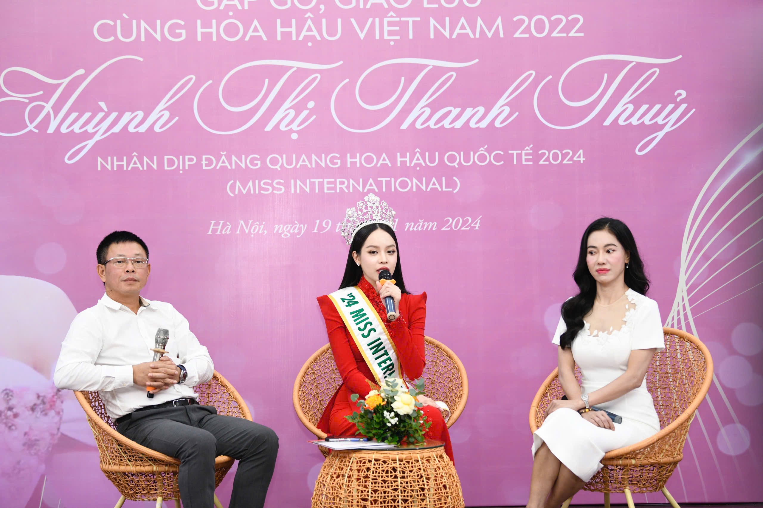 Thanh Thủy mặc áo dài đỏ, rạng rỡ xuất hiện tại Hà Nội sau khi giành vương miện cuộc thi Hoa hậu Quốc tế - Ảnh 1.