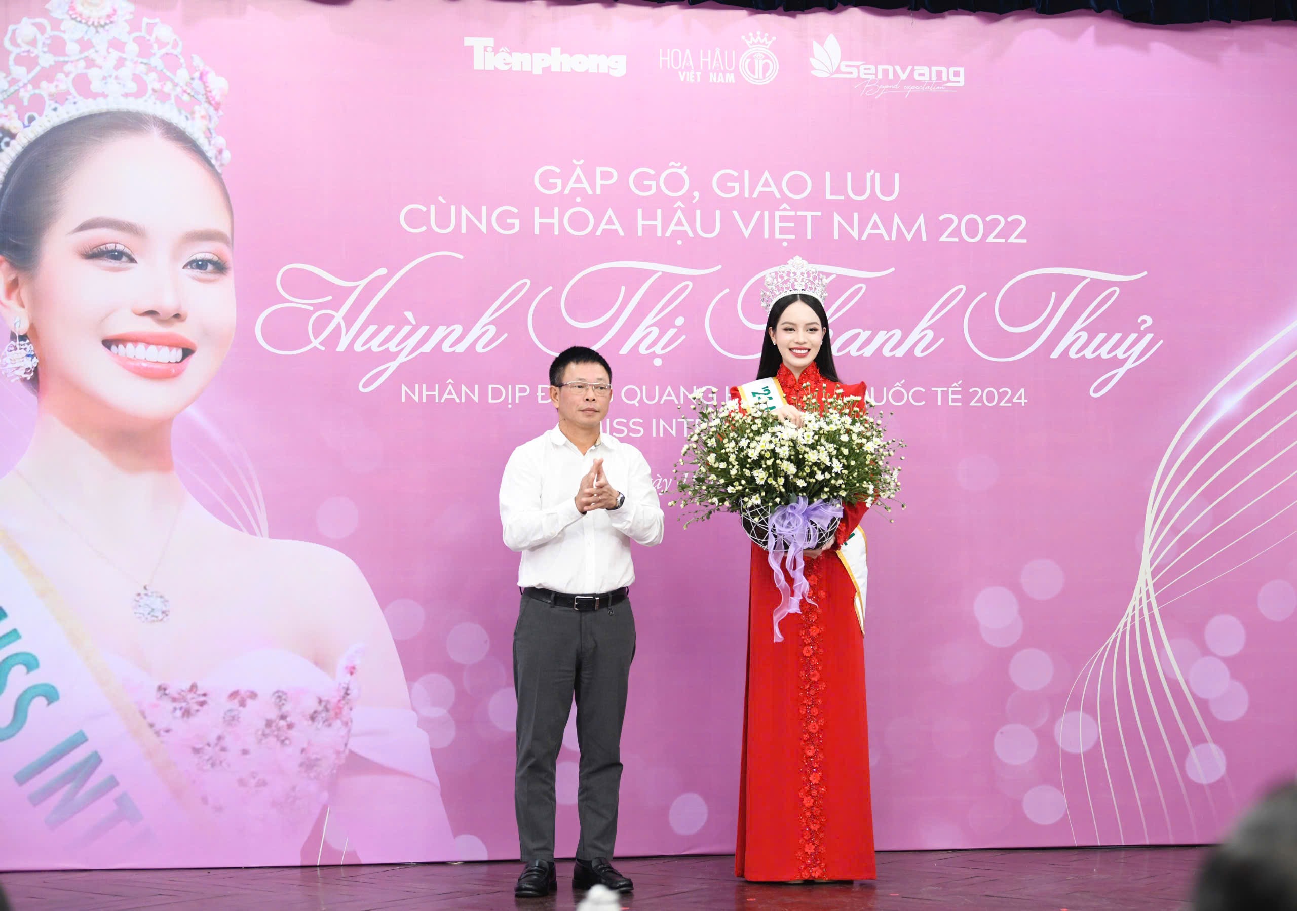 Thanh Thủy mặc áo dài đỏ, rạng rỡ xuất hiện tại Hà Nội sau khi giành vương miện cuộc thi Hoa hậu Quốc tế - Ảnh 3.