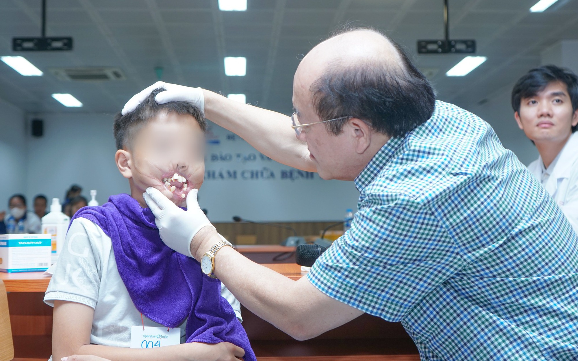 Vi phẫu tạo hình cho bé trai 11 tuổi bị pháo nổ làm vỡ hàm, mất môi và những ca tổn thương nặng vùng hàm mặt