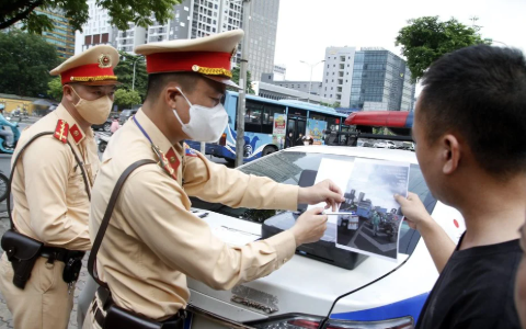 Nhiều lái xe lo lắng khi quy định này được ban hành từ 2025, vừa bị thu hồi giấy tờ quan trọng vừa bị mất tiền