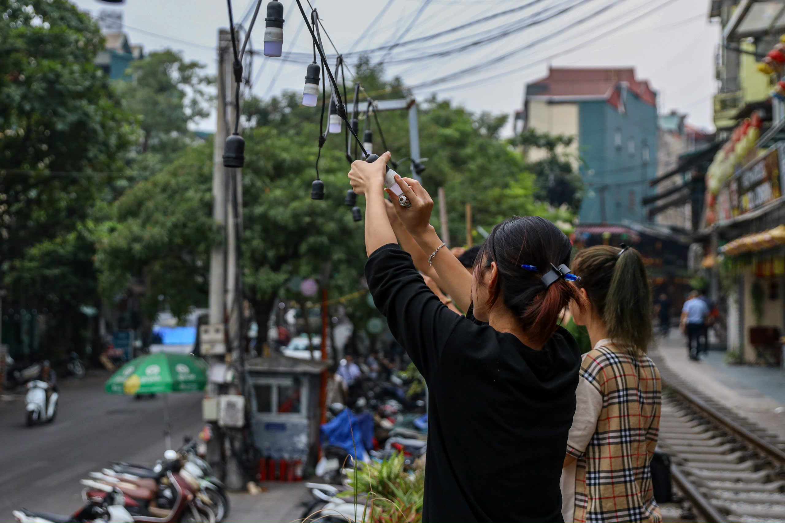 Hà Nội: Xử lý lộn xộn tại các khu vực 'cafe đường tàu' trên phố- Ảnh 5.