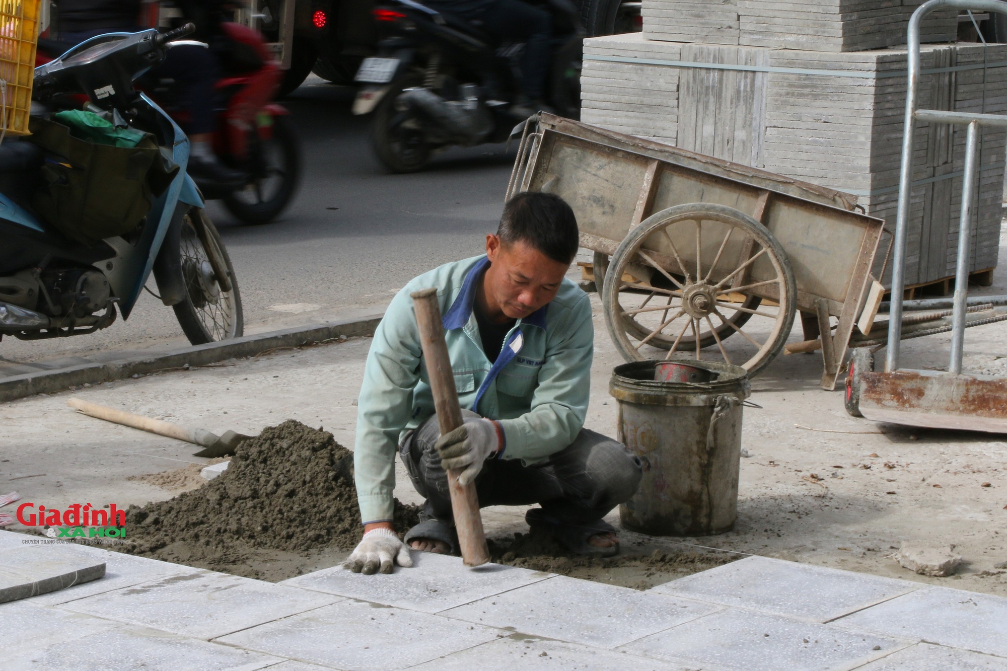 Hà Nội: "Đến hẹn lại lên" vỉa hè nhiều tuyến phố được đào xới, lát đá mới dịp cuối năm- Ảnh 11.