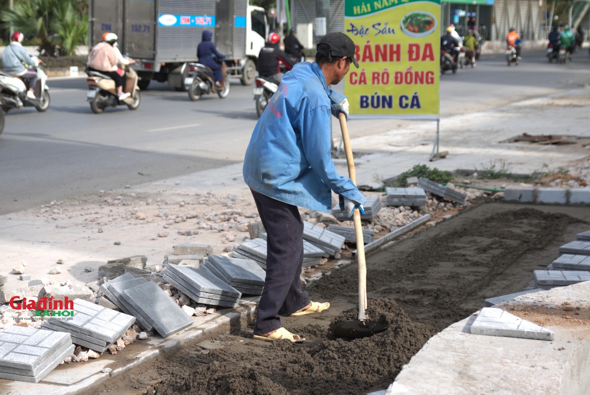 Hà Nội: "Đến hẹn lại lên" vỉa hè nhiều tuyến phố được đào xới, lát đá mới dịp cuối năm- Ảnh 19.