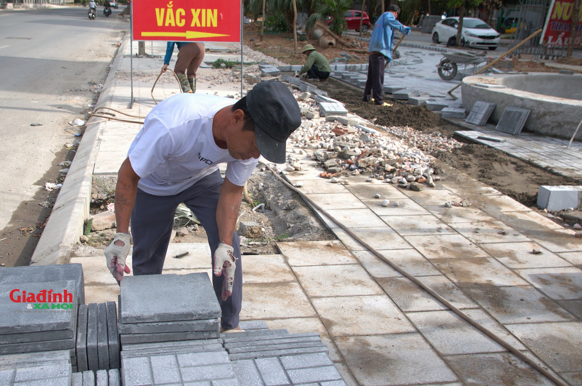 Hà Nội: "Đến hẹn lại lên" vỉa hè nhiều tuyến phố được đào xới, lát đá mới dịp cuối năm- Ảnh 20.