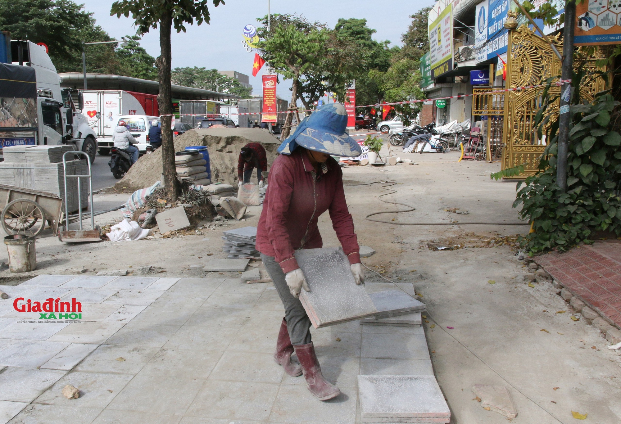 Hà Nội: "Đến hẹn lại lên" vỉa hè nhiều tuyến phố được đào xới, lát đá mới dịp cuối năm- Ảnh 2.